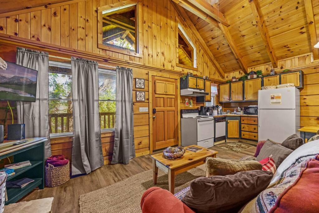 Do Not Disturb - Pigeon Forge Smoky Mountain Studio Cabin, Hot Tub, Fireplace Exterior foto