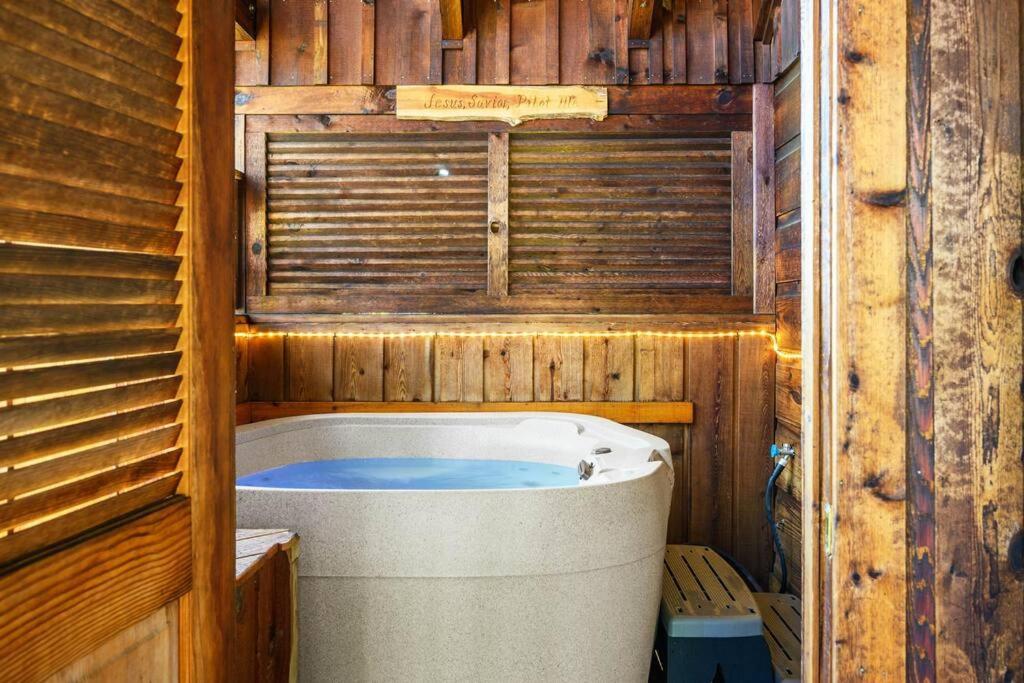 Do Not Disturb - Pigeon Forge Smoky Mountain Studio Cabin, Hot Tub, Fireplace Exterior foto