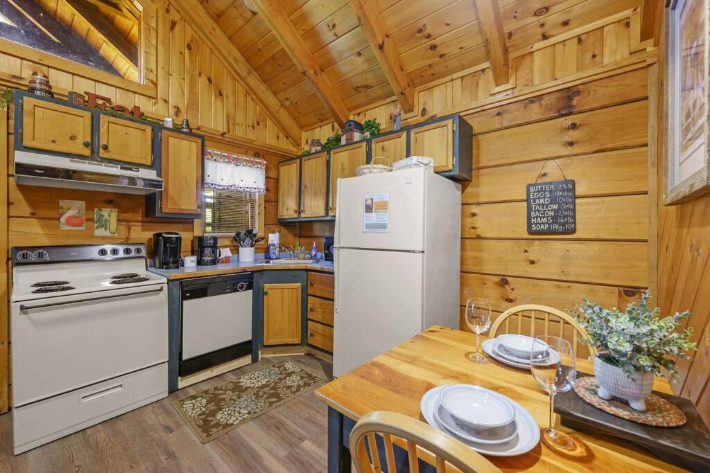 Do Not Disturb - Pigeon Forge Smoky Mountain Studio Cabin, Hot Tub, Fireplace Exterior foto