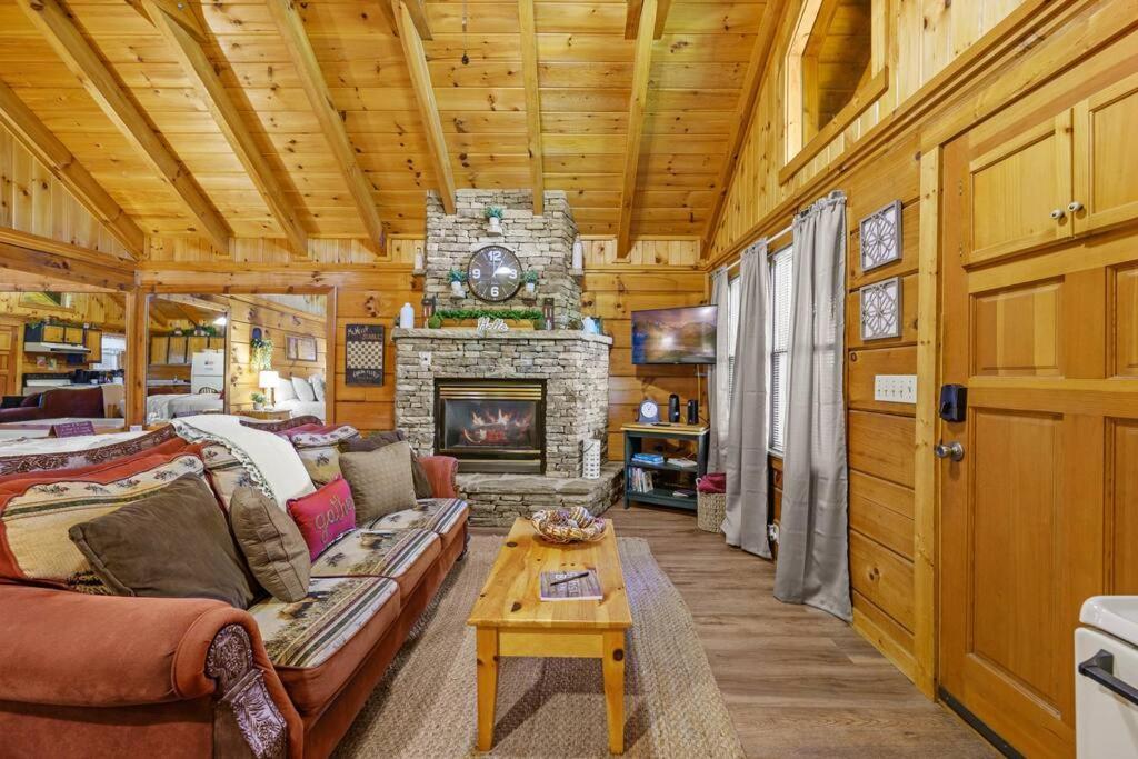 Do Not Disturb - Pigeon Forge Smoky Mountain Studio Cabin, Hot Tub, Fireplace Exterior foto